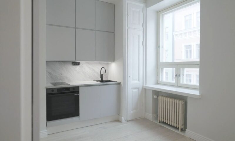 prikaz male bele kuhinje sa šporetom i radnom pločom