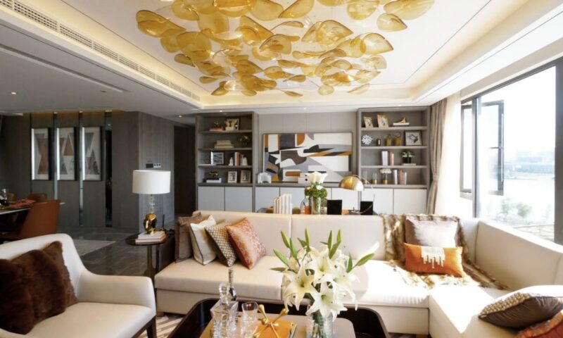 prikaz predivno sređenog dnevnog boravka sa ugaonom, policama, jastucima i plafonom sa kog vise ukrasni detalji