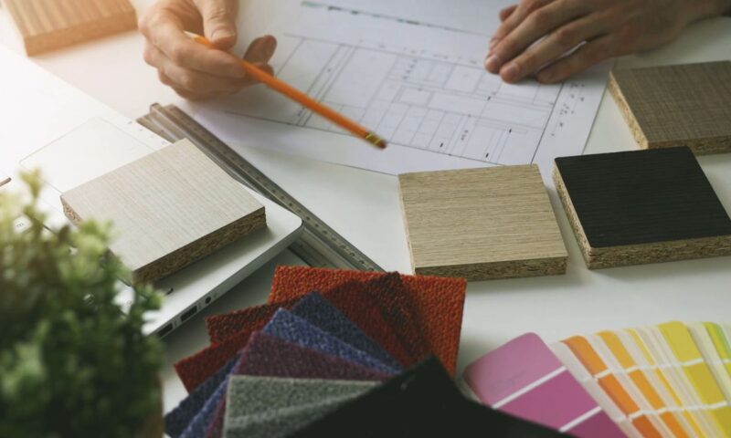 dizajner enterijera osmišlja koncept kuhinje i kuhinjskog rasporeda