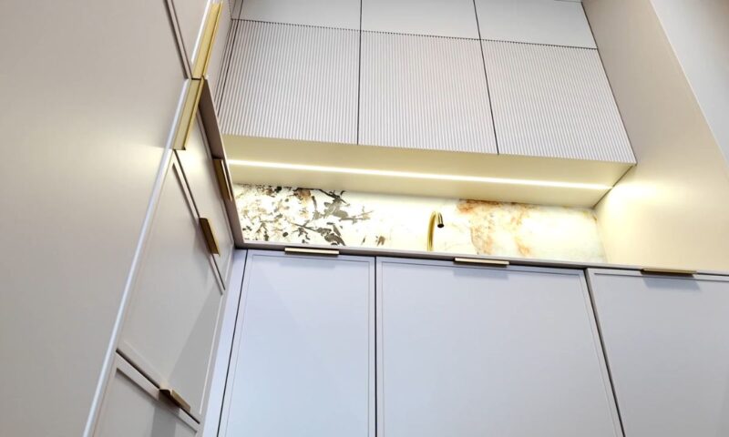 prikaz led rasvete u maloj kuhinji