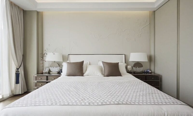 prikaz velikog kreveta u spavaćoj sobi sa jastucima