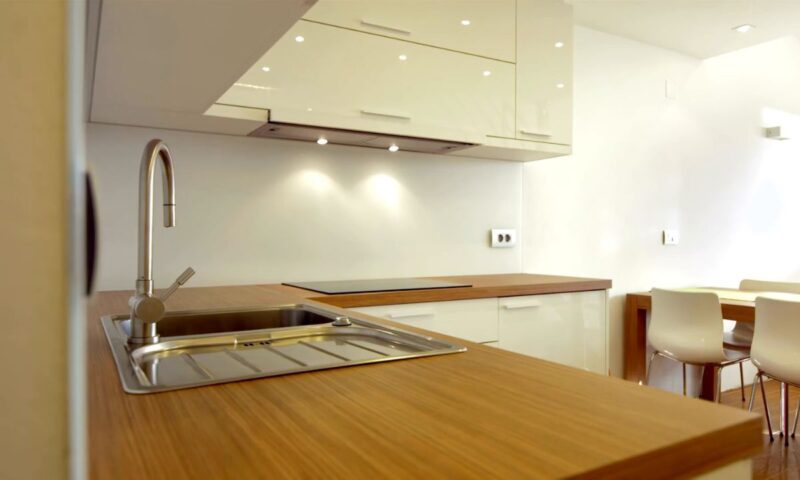 prikaz tek postavljene sveže belo krem male kuhinje