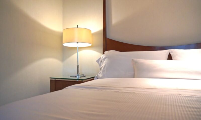 prikaz noćne lampe pored kreveta