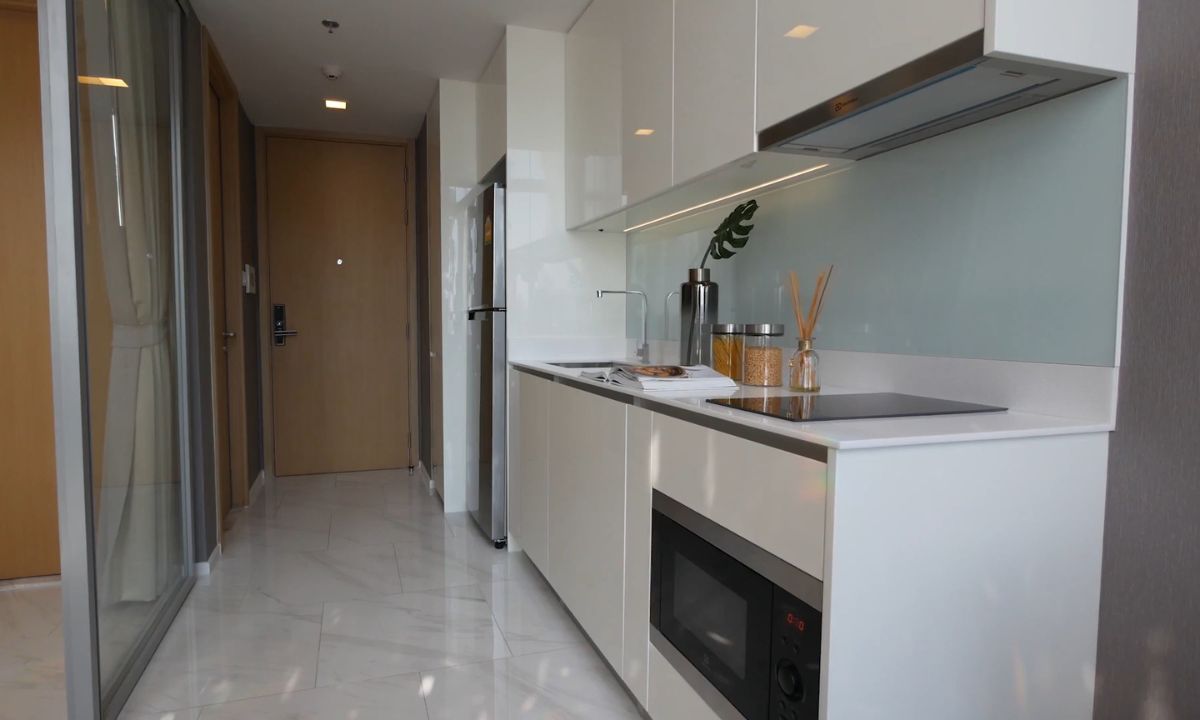 Kako urediti malu kuhinju da izgleda prostrano: praktična rešenja za raspored elemenata i izbor materijala