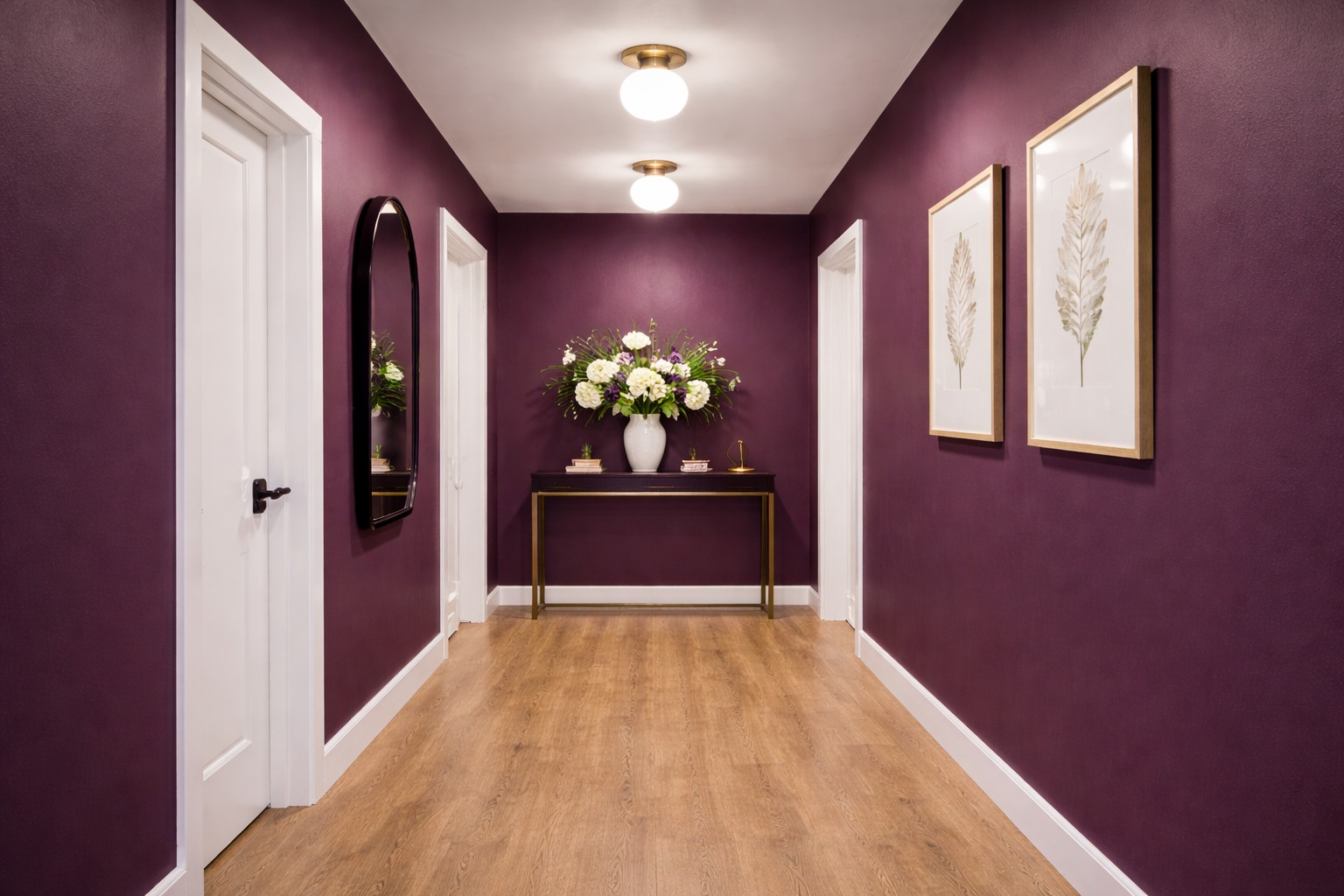Uzak hodnik sa tamnoljubičastim zidovima, svetlim vratima i drvenim podom